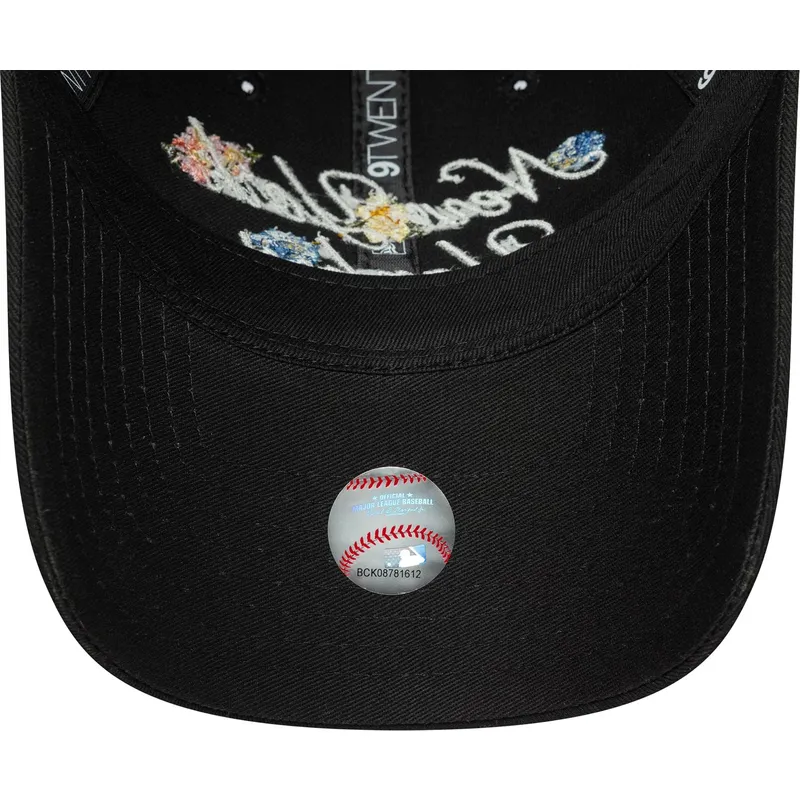 czarna-zakrzywiona-regulowana-czapka-damska-9forty-floral-script-new-york-yankees-mlb-od-new-era