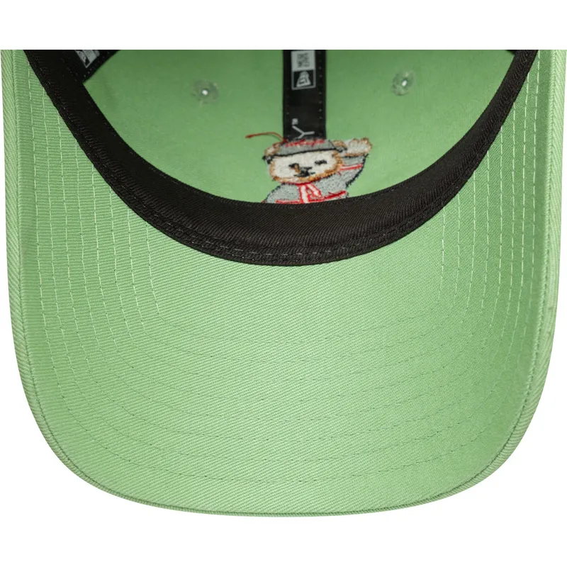 czapka-z-zakrzywionym-daszkiem-w-jasnym-zielonym-kolorze-regulowana-dla-kobiet-9twenty-bear-ac-milan-serie-a-od-new-era