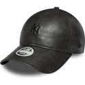 schwarze-verstellbare-damen-cap-mit-gebogenem-schirm-und-schwarzem-new-york-yankees-mlb-9twenty-tonal-logo-von-new-era