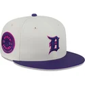 cappello-piatto-beige-e-viola-aderente-59fifty-clr-dvlp-dei-detroit-tigers-mlb-di-new-era