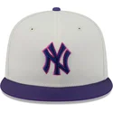 berretto-piatto-beige-e-viola-aderente-59fifty-clr-dvlp-dei-new-york-yankees-mlb-di-new-era