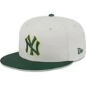 cappello-piatto-beige-e-verde-chiuso-59fifty-clr-dvlp-dei-new-york-yankees-mlb-di-new-era
