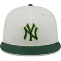cappellino-piatto-beige-e-verde-aderente-59fifty-clr-dvlp-dei-new-york-yankees-mlb-di-new-era