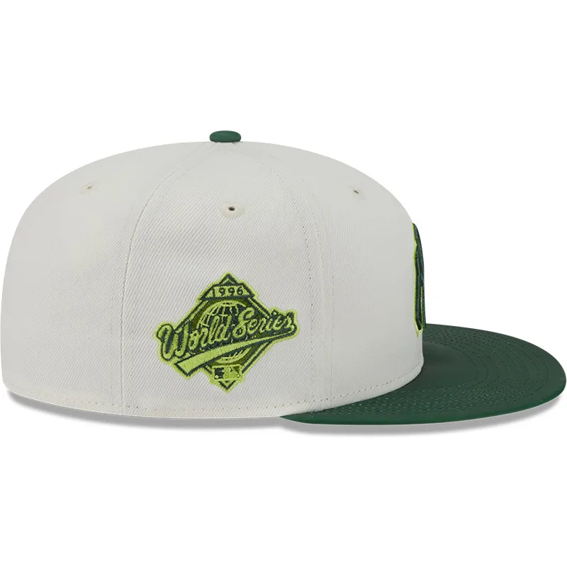 cappello-piatto-beige-e-verde-chiuso-59fifty-clr-dvlp-dei-new-york-yankees-mlb-di-new-era
