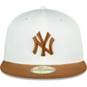 casquette-plate-blanche-et-marron-ajustee-59fifty-chrome-toast-side-patch-new-york-yankees-mlb-new-era