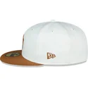 casquette-plate-blanche-et-marron-ajustee-59fifty-chrome-toast-side-patch-new-york-yankees-mlb-new-era