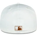 casquette-plate-blanche-et-marron-ajustee-59fifty-chrome-toast-side-patch-new-york-yankees-mlb-new-era