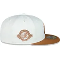 casquette-plate-blanche-et-marron-ajustee-59fifty-chrome-toast-side-patch-new-york-yankees-mlb-new-era