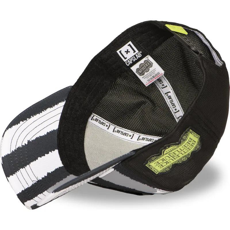 svart-och-vit-beetlejuice-btj-str-beetlejuice-truckerkeps-fran-capslab