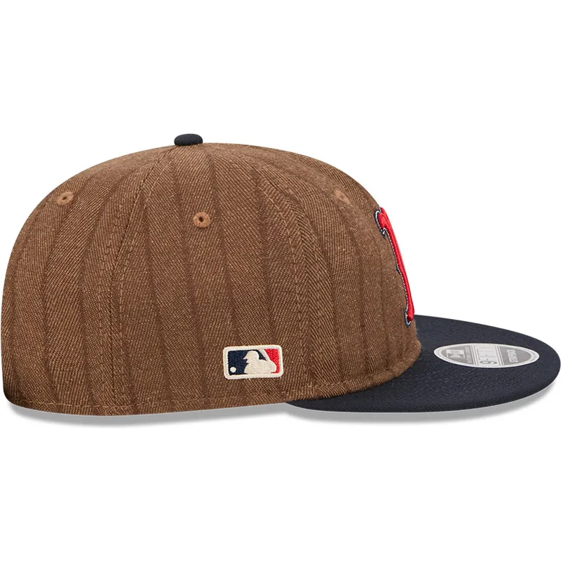 braune-und-marineblaue-verstellbare-flache-kappe-9fifty-retro-crown-wool-pinstripe-der-boston-red-sox-mlb-von-new-era braune-und-marineblaue-verstellbare-flache-kappe-9fifty-retro-crown-wool-pinstripe-der-boston-red-sox-mlb-von-new-era