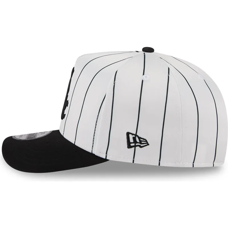 cappellino-visiera-curva-bianco-e-nero-snapback-9fifty-a-frame-satin-pinstripe-di-chicago-white-sox-mlb-di-new-era