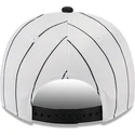 cappellino-visiera-curva-bianco-e-nero-snapback-9fifty-a-frame-satin-pinstripe-di-chicago-white-sox-mlb-di-new-era