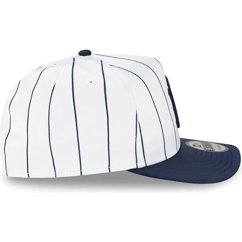 cappellino-visiera-curva-bianco-e-blu-marino-snapback-9fifty-a-frame-satin-pinstripe-di-new-york-yankees-mlb-di-new-era