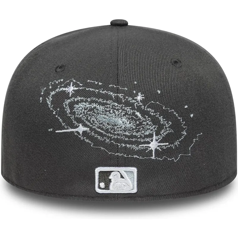szara-dopasowana-czapka-z-zakrzywionym-daszkiem-59fifty-planet-icon-new-york-yankees-mlb-new-era