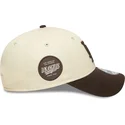 cappellino-beige-e-marrone-con-visiera-curva-regolabile-9forty-side-patch-dei-los-angeles-dodgers-mlb-di-new-era