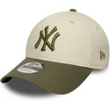 verstellbare-9forty-side-patch-kappe-in-beige-und-grun-der-new-york-yankees-mlb-von-new-era