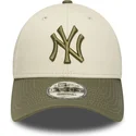new-era-new-york-yankees-mlb-9forty-side-patch-justerbar-beige-og-gron-buet-kasket