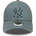 cappellino-curvo-grigio-regolabile-con-logo-grigio-9forty-league-essential-di-new-york-yankees-mlb-di-new-era