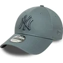 gra-justerbar-buet-kasket-med-grat-logo-9forty-league-essential-fra-new-york-yankees-mlb-fra-new-era