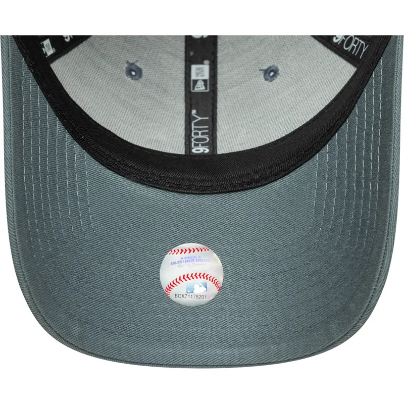 szara-czapka-z-zakrzywionym-daszkiem-regulowana-z-szarym-logo-9forty-league-essential-new-york-yankees-mlb-od-new-era