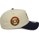beige-und-marineblaue-snapback-kappe-9forty-e-frame-world-series-patch-der-new-york-yankees-mlb-von-new-era