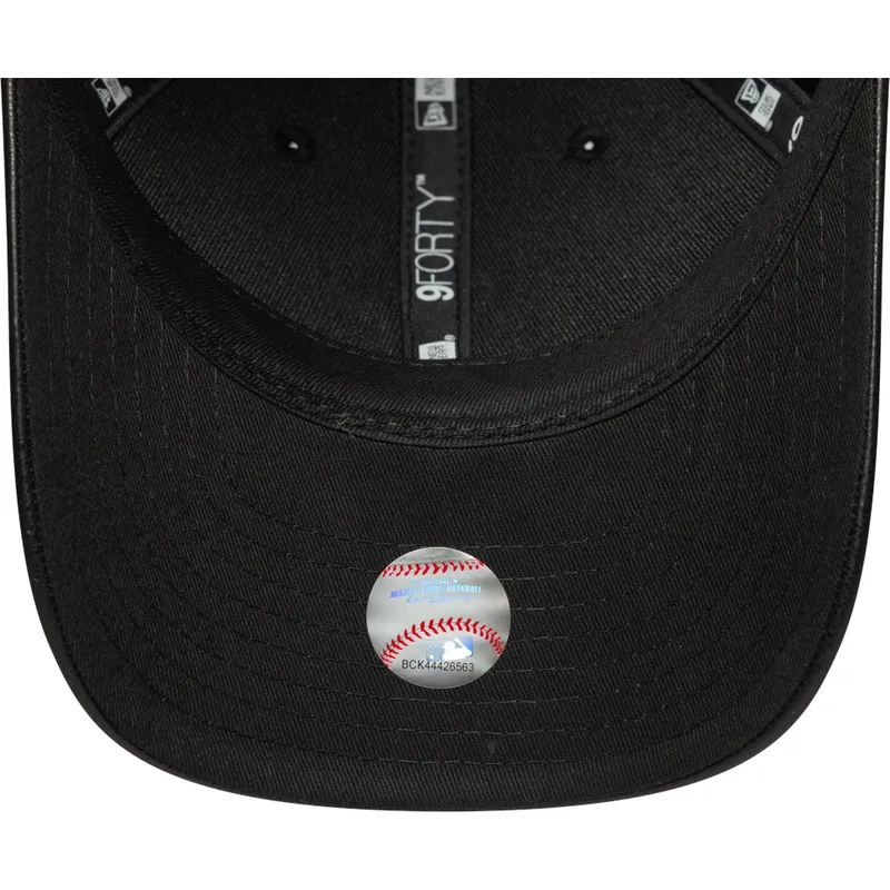 svart-bojd-snapback-keps-med-svart-logotyp-9forty-m-crown-pu-av-new-york-yankees-mlb-fran-new-era