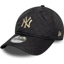 schwarze-verstellbare-kappe-mit-gebogenem-schirm-und-beigem-logo-9twenty-quilted-der-new-york-yankees-mlb-von-new-era