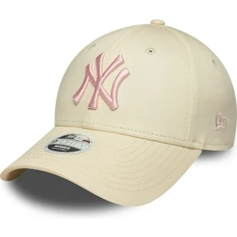 Cappellino curvo beige regolabile da donna con logo rosa 9FORTY League Essential dei New York Yankees MLB di New Era