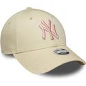 beige-justerbar-kvindekasket-med-buet-skygge-og-lyserodt-logo-9forty-league-essential-fra-new-york-yankees-mlb-fra-new-era