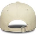 buet-beige-justerbar-kasket-til-kvinder-med-lyserodt-logo-9forty-league-essential-fra-new-york-yankees-mlb-fra-new-era