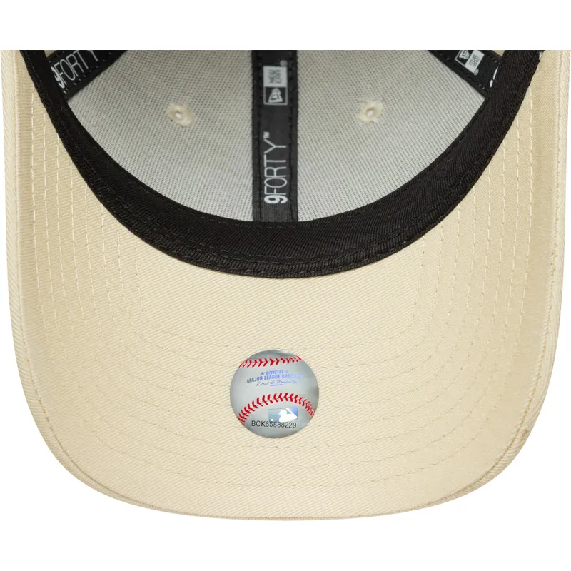 beige-justerbar-bojd-keps-for-kvinnor-med-rosa-logotyp-9forty-league-essential-new-york-yankees-mlb-fran-new-era