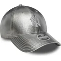 new-era-new-york-yankees-mlb-9forty-metallic-justerbar-solvfarvet-kvindekasket