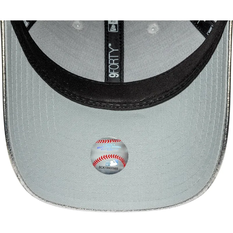 damska-srebrna-regulowana-czapka-z-zakrzywionym-daszkiem-9forty-metallic-new-york-yankees-mlb-od-new-era