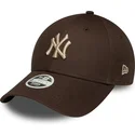 braune-gebogene-verstellbare-damenkappe-mit-beigem-logo-9forty-league-essential-der-new-york-yankees-mlb-von-new-era