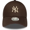 brun-bojd-justerbar-keps-for-dam-med-beige-logotyp-9forty-league-essential-fran-new-york-yankees-mlb-av-new-era