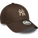 justerbar-brun-buet-kasket-til-kvinder-med-beige-logo-9forty-league-essential-new-york-yankees-mlb-fra-new-era