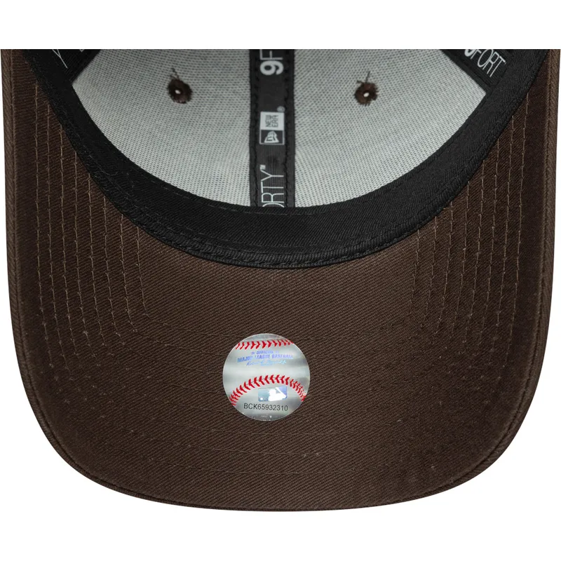 brun-justerbar-damkeps-med-bojd-skarm-och-beige-logotyp-9forty-league-essential-new-york-yankees-mlb-fran-new-era