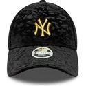 svart-justerbar-kurvad-keps-for-dam-med-gult-logotyp-9forty-leo-velour-metallic-fran-new-york-yankees-mlb-av-new-era
