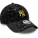 svart-justerbar-kurvad-keps-for-dam-med-gult-logotyp-9forty-leo-velour-metallic-fran-new-york-yankees-mlb-av-new-era