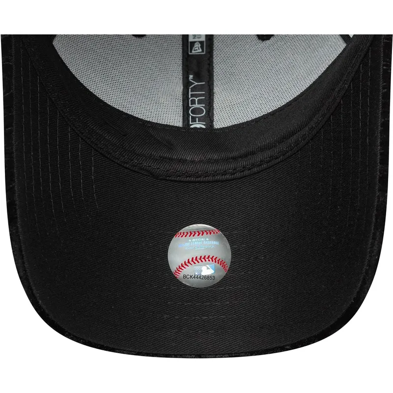 czarna-regulowana-czapka-z-daszkiem-dla-kobiet-z-zoltym-logo-9forty-leo-velour-metallic-new-york-yankees-mlb-new-era