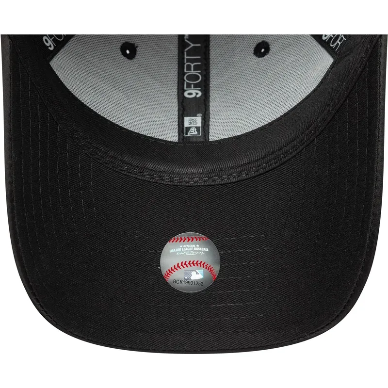 new-era-new-york-yankees-mlb-9forty-satin-bow-back-sort-justerbar-kvindekasket-med-buet-skygge-og-sort-logo