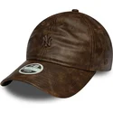 braune-verstellbare-curved-cap-fur-damen-mit-braunem-logo-9twenty-worn-pu-der-new-york-yankees-mlb-von-new-era