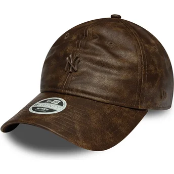 Cappellino curvo marrone regolabile da donna con logo marrone 9TWENTY Worn PU dei New York Yankees MLB di New Era
