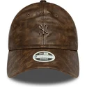 verstellbare-braune-damen-cap-mit-gebogenem-schirm-und-braunem-logo-9twenty-worn-pu-der-new-york-yankees-mlb-von-new-era
