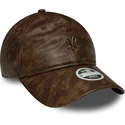 verstellbare-braune-damen-cap-mit-gebogenem-schirm-und-braunem-logo-9twenty-worn-pu-der-new-york-yankees-mlb-von-new-era