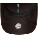 verstellbare-braune-damen-cap-mit-gebogenem-schirm-und-braunem-logo-9twenty-worn-pu-der-new-york-yankees-mlb-von-new-era