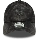 cappellino-nero-con-visiera-curva-regolabile-da-donna-con-logo-nero-9twenty-worn-pu-dei-new-york-yankees-mlb-di-new-era