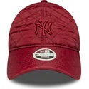 rod-justerbar-kvindekasket-med-buet-skygge-og-rodt-logo-9twenty-padded-fra-new-york-yankees-mlb-af-new-era