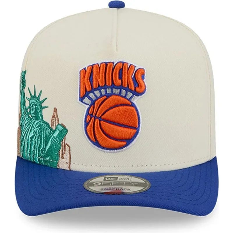 beige-och-bla-snapback-keps-med-bojd-skarm-9fifty-a-frame-precurved-hardwood-classics-new-york-knicks-nba-fran-new-era
