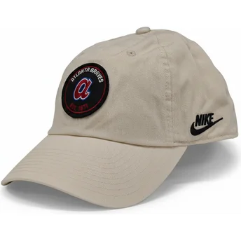 Buet beige justerbar kasket Club Unstructured Organic Cotton fra Atlanta Braves MLB fra Nike
